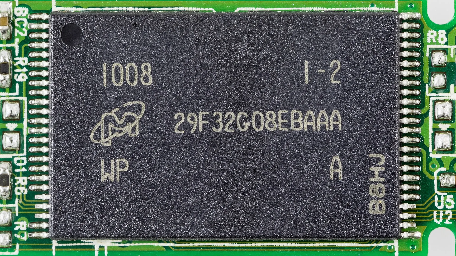 Micron vs SanDisk AI memory chips and servers