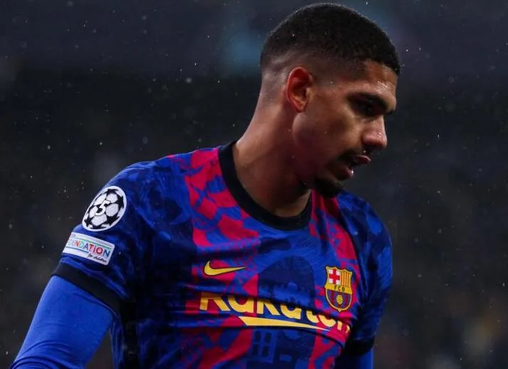 Ronald Araújo during a match amid Liverpool loan transfer links