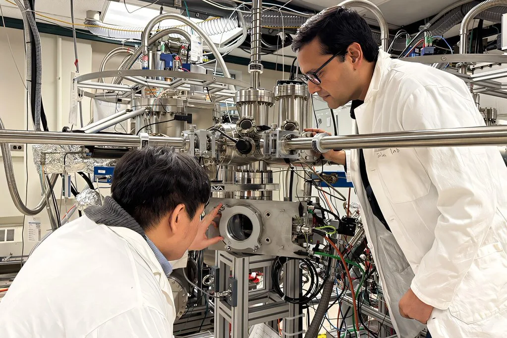RuO2 magnetism explored in ultrathin strained ruthenium dioxide film in a physics lab
