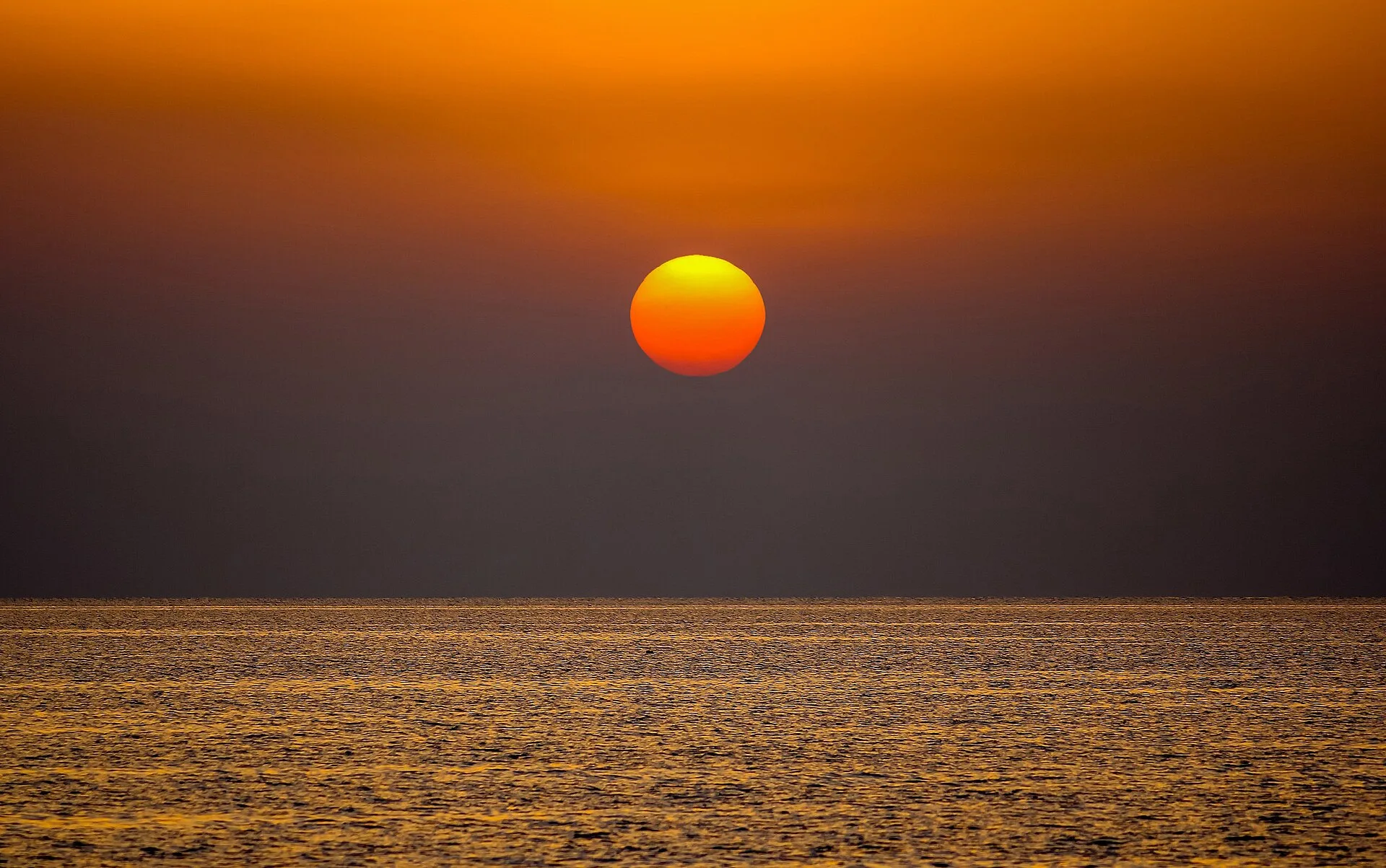 Oil prices rise as tankers move through the Red Sea during global tensions
