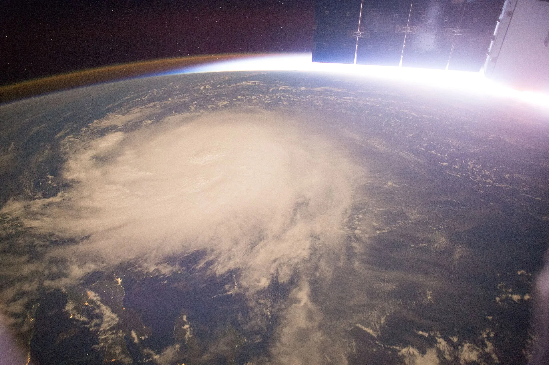 Typhoon Noul bringing strong winds and rain to Hong Kong streets