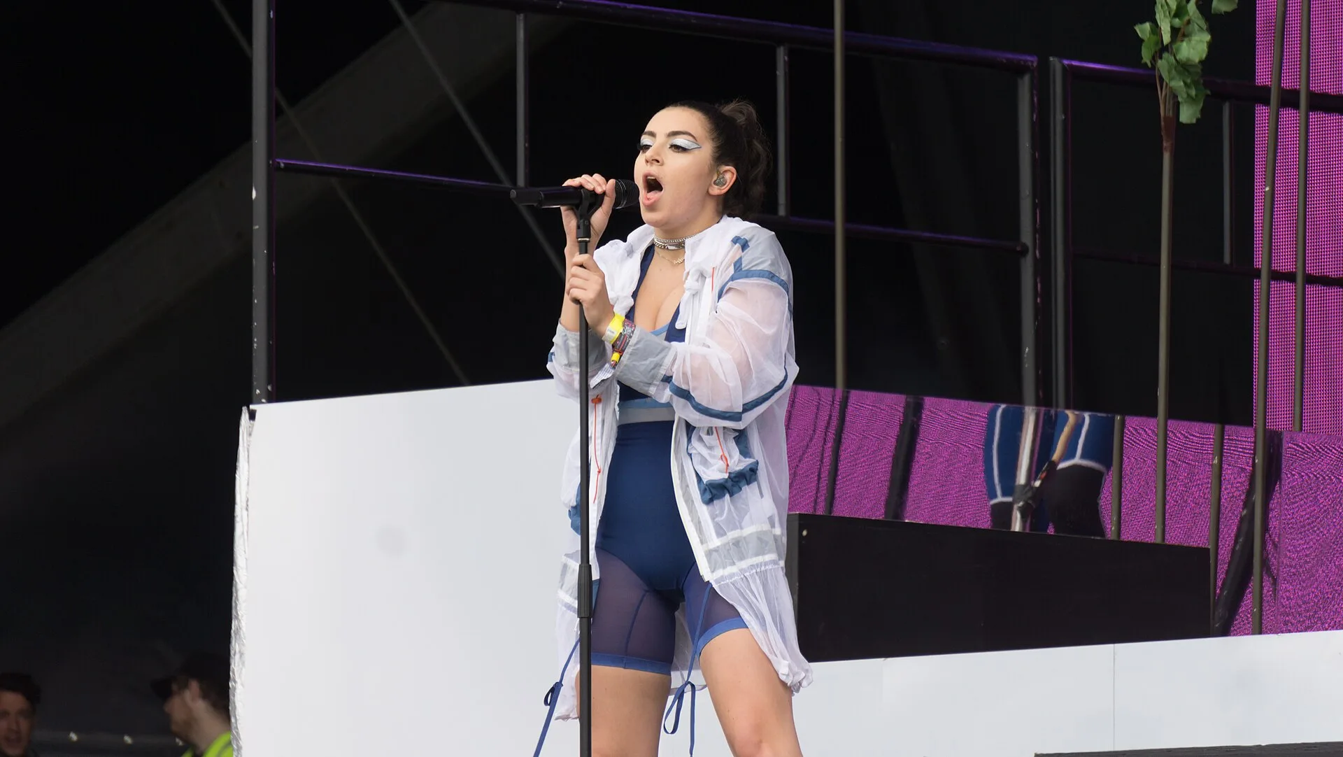 Backstage outfits styled around the visible bra trend for a concert